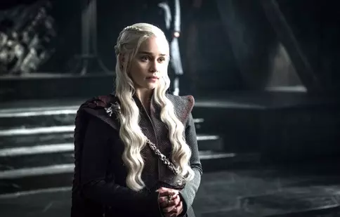 Emilia Clarke a suferit două operații pe creier în timp ce juca în „Game of Thrones”: „Le-am cerut doctorilor să mă lase să mor”
