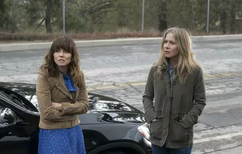 Noul serial Netflix „Dead to Me”, cu Christina Applegate și Linda Cardellini, se lansează vineri, 3 mai