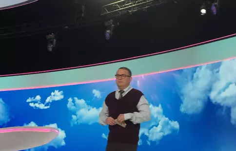 Marius Florea Vizante, alias Ducu, din serialul „Liber ca pasărea cerului”, prezintă rubrica meteo, la „Observator”