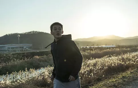 „În flăcări”, thriller-ul psihologic coreean în regia lui Lee Chang-Dong, se lansează în România pe 17 mai