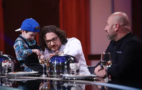 Diseară, de la 20:00, pe Antena 1, un copil de 4 ani le gătește chefilor Bontea, Dumitrescu și Scărlătescu