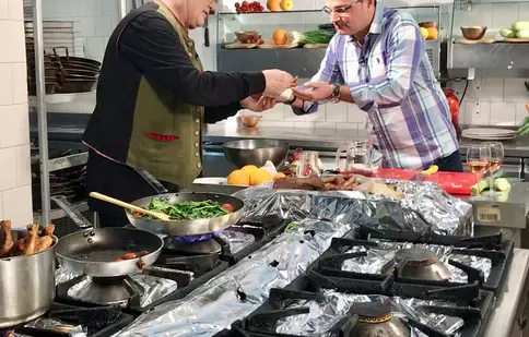 Duminică, la „Politică şi delicateţuri” avem: pui, rom, portocale și „biografia romanţată” a lui Mihai Rădulescu