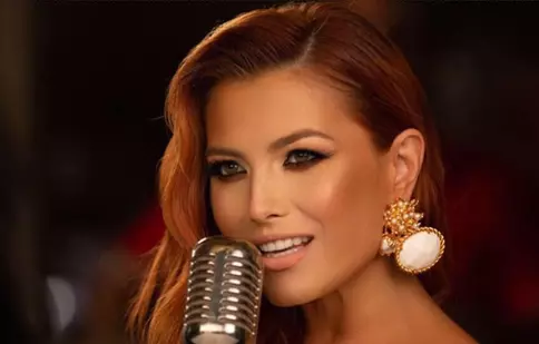 Elena Gheorghe va purta ţinute create special pentru ea la concertul de la Sala Palatului