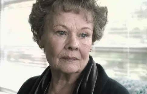 La 84 de ani, actrița Judi Dench luptă cu o maladie degenerativă: „Nu mai pot să citesc”