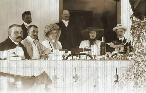 Editura Corint lansează volumul „Mese și meniuri regale. Eleganță, fast și bun-gust”, de Ștefania Dinu