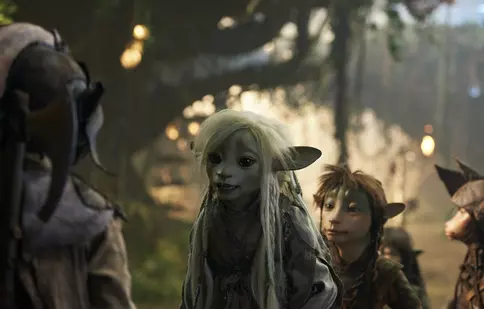Fără îndoială, premiera lunii august, la Netflix, este serialul original „The Dark Crystal: Age of Resistance”