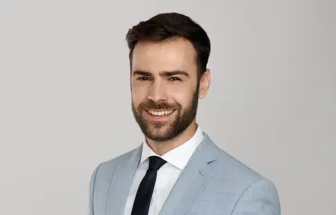 FOTO. Denis Hanganu, protagonistul serialului „Sacrificiul”, s-a bucurat de vacanță în Barcelona