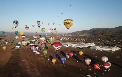 GALERIE FOTO. Pe 1 septembrie, Digi World difuzează documentarul „100 de baloane pentru România”