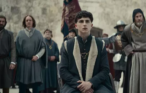 Până să-l vedem în „Dune”, Timothée Chalamet a făcut „The King”, pentru Netflix