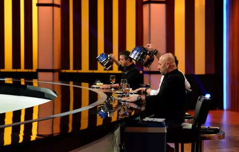 Cel mai tânăr primar din România, în ediția premieră de jurizări pe nevăzute „Chefi la cuțite”