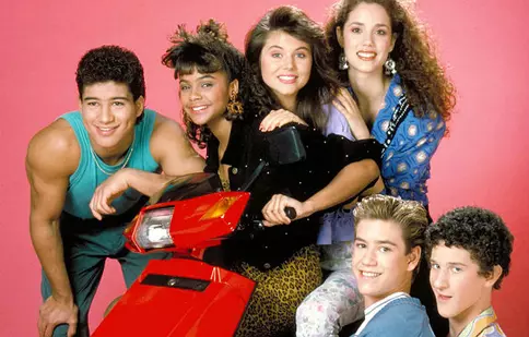 Serialul anilor '90 „Salvați de clopoțel” revine cu o continuare și cu actori din serialul original