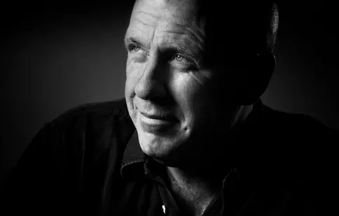 Scriitorul australian Richard Flanagan, câștigător al Premiului Man Booker, vine în România