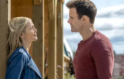 Duminica, de la ora 16.00, DIVA difuzează o serie de filme romantice. Filmul „Dragostea, desigur”, în premieră pe micile ecrane