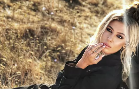 Pe lângă compozitor, textier și scenarist, Sore este regizorul videoclipului noii sale piese,  „Cum să mă las”