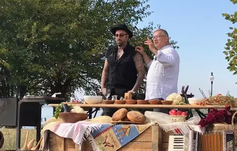 GALERIE FOTO. CRBL, „artistul care Compune Rime Bine Legate”, vine la „Politică şi delicateţuri”