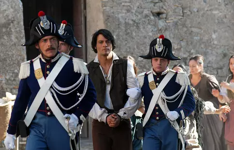 TVR 2 difuzează mini-seria „Dragoste şi sânge”, cu Gabriel Garko în rol principal. Când are loc premiera