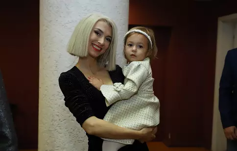 FOTO. Apariție încântătoare la gala premiilor TVMania 2019. Ce a făcut Ella, fiica Andreei Bălan, când a ridicat premiul emisiunii „Te cunosc de undeva”