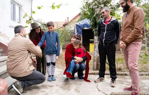 Doi copii au rămas fără părinți: mama lor a fost înjunghiată, iar tatăl este principalul suspect. Povestea emoționantă mâine, de la 20:30, la „Visuri la cheie”