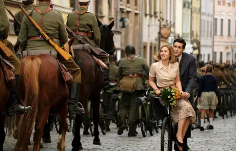 Epic Drama va difuza, din 10 noiembrie, mini-seria de epocă „O lume în flăcări”