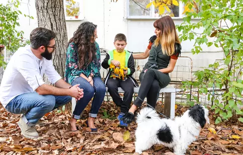 Un băiețel de 9 ani a trecut prin 17 operații ca să poată merge. Povestea lui miercuri, la „Visuri la cheie”