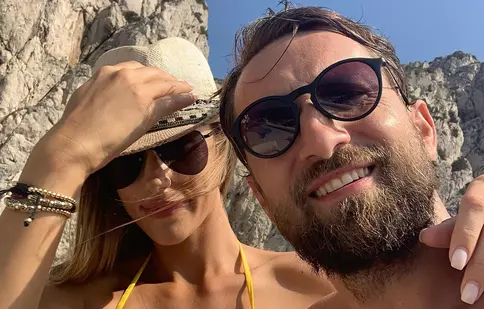 Dani Oțil a cerut-o în căsătorie pe iubita sa, Gabriela Prisăcariu. Cum arată inelul