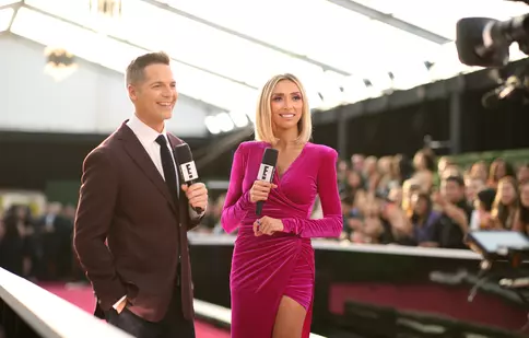 Postul de televiziune E! va transmite live de pe covorul roșu la ediția din 2020 a premiilor Grammy și Oscar