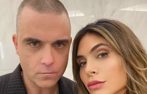 Robbie Williams și soția sa, Ayda Fied, au devenit părinți pentru a patra oară