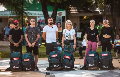 În această seară, la „Asia Express”, una din echipe va părăsi competiția