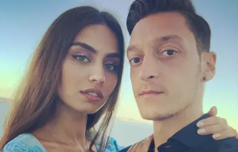 Superba turcoaică Amine Gülse („Prizoniera dragostei”) a devenit mămică! Prima imagine cu bebelușul