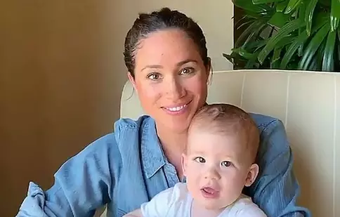 VIDEO. Meghan Markle îi citește povești micuțului Archie marcând astfel prima aniversare a fiului său