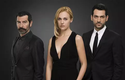 Pro 2 redifuzează serialul turcesc „Regina nopții”, cu Meryem Uzerli și Murat Yildirim