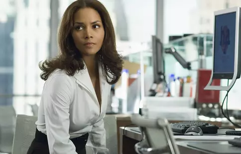 Halle Berry va juca în „Moonfall”, noul film-catastrofă regizat de Roland Emmerich