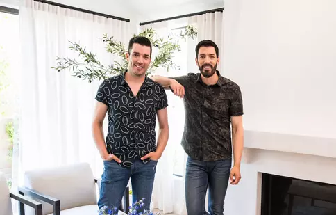 „Celebrități, case și cadouri” începe pe 16 mai la HGTV. Primul invitat, Brad Pitt