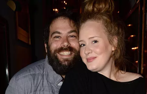 Adele și fostul soț locuiesc la o stradă distanță. Motivul pentru care Simon Konecki nu s-a îndepărtat de artistă
