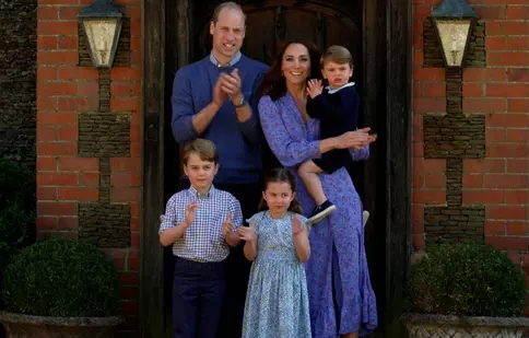 GALERIE FOTO. Prințul William și Kate au publicat fotografii cu prinţesa Charlotte care duce de mâncare persoanelor izolate