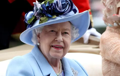 Cum reușește Regina Elisabeta să treacă peste momentele grele. Care este secretul ei