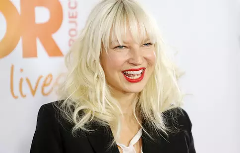 Sia a devenit mamă. Cântăreața australiană a anunțat că a adoptat doi adolescenți în vârstă de 18 ani