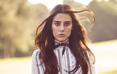 Cansu Dere va juca într-un nou serial, ecranizare după „Dr. Foster”