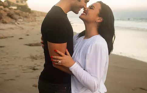 Demi Lovato s-a logodit cu Max Ehrich, cunoscut din serialul „Tânăr și neliniștit”
