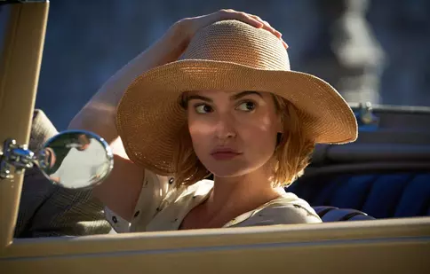 Netflix lansează primele poze din noua versiune „Rebecca”. Când e programată premiera