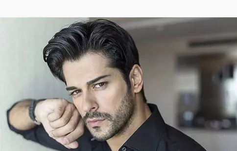 FOTO. Burak Özçivit, schimbare radicală de look pentru al doilea sezon al serialului „Kuruluş Osman”