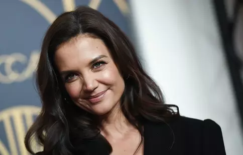 Katie Holmes nu se mai ascunde. Actrița a fost surprinsă în brațele noului partener