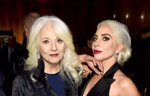 Lady Gaga și mama sa, Cynthia Germanotta, au scris o carte inspirată din problemele de sănătate din copilăria artistei