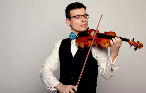 Concerte live de la Sala Radio: Mozart cântat pe vioara Stradivarius Elder-Voicu  și Beethoven interpretat pe vioara lui Enescu