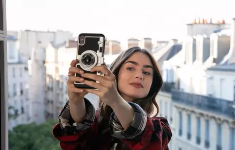 E oficial! Serialul „Emily in Paris” va avea al doilea sezon