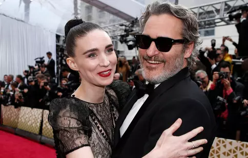 Joaquin Phoenix și Rooney Mara au confirmat public că au devenit părinți