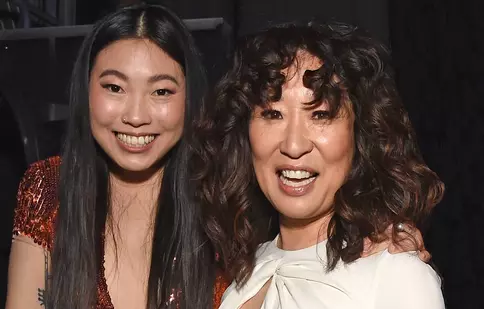 Sandra Oh şi Awkwafina vor fi surori într-o comedie Netflix