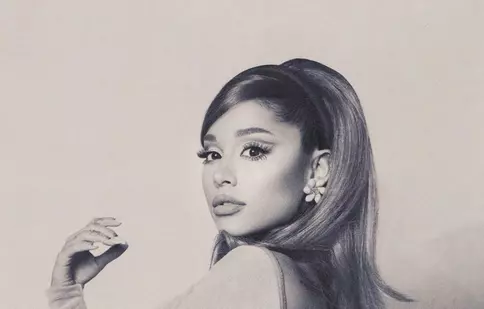 Cântăreața Ariana Grande s-a logodit