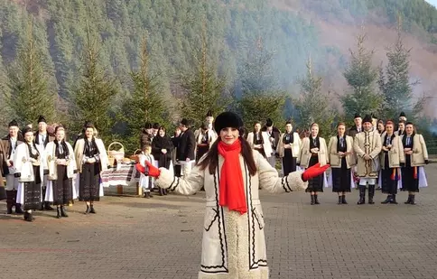 În seara de Ajun Iuliana Tudor adună cetele de colindători la TVR 1