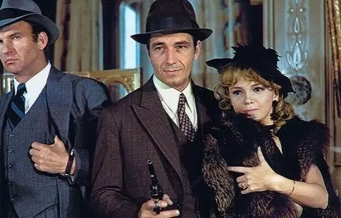 TVR 1 va difuza, în fiecare weekend, filme din seria „Comisarul”, cu Sergiu Nicolaescu. Primul pe listă, „Cu mâinile curate”